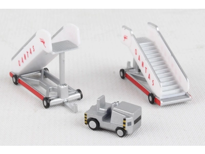 Qantas passasjertrapper med traktor 1:200