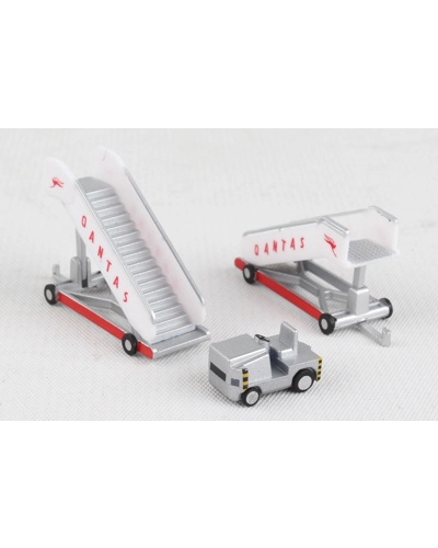 Qantas passasjertrapper med traktor 1:200