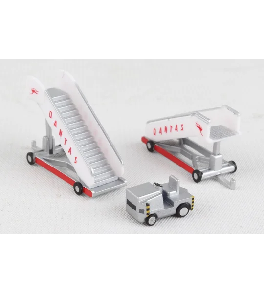 Qantas passasjertrapper med traktor 1:200