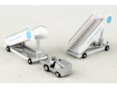 Pan Am passasjertrapper og traktor 1:200
