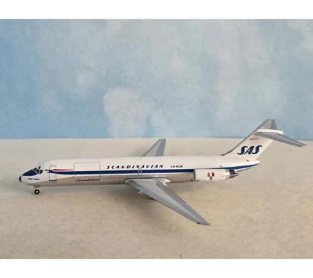 SAS Scandinavian Douglas DC-9-33F 1:400