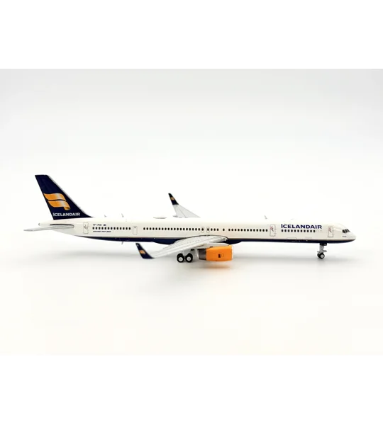 Icelandair Boeing 757-300W 1:400