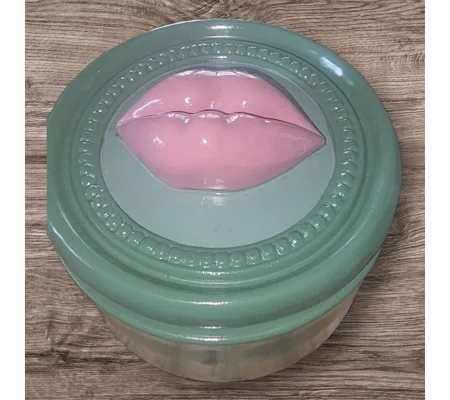 Lips candle