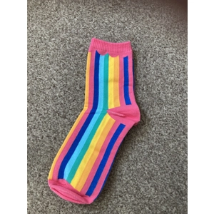 1 pair girls/ladies unicorn/rainbow themed socks. Sizes 4-7. BN.