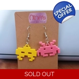 Space Invaders Yellow & Pink Retro 3D .. Space Invaders Yellow & Pink Retro 3D ..
