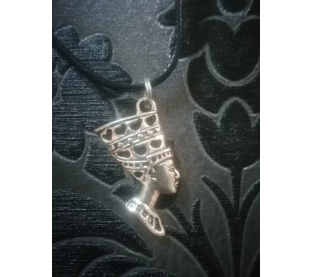 queen nefertiti choker