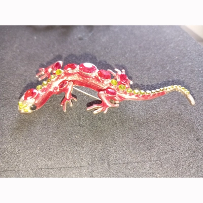 Red lizard pin brooch