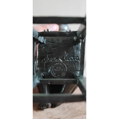 Alte bronzene Figur spielendes Kind von Juan Clara