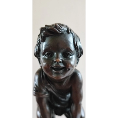 Alte bronzene Figur spielendes Kind von Juan Clara