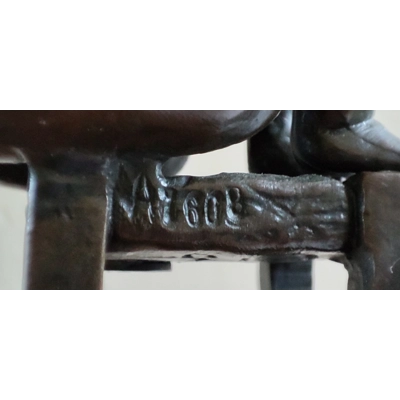 Alte bronzene Figur spielendes Kind von Juan Clara