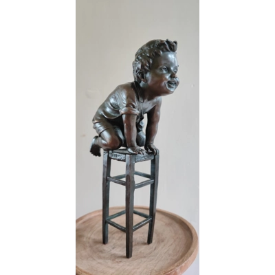 Alte bronzene Figur spielendes Kind von Juan Clara