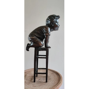 Alte bronzene Figur spielend..