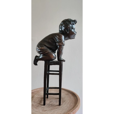 Alte bronzene Figur spielendes Kind von Juan Clara
