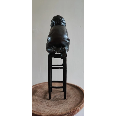 Alte bronzene Figur spielendes Kind von Juan Clara