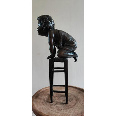 Alte bronzene Figur spielendes Kind von Juan Clara