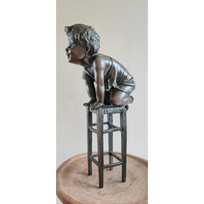 Alte bronzene Figur spielendes Kind von Juan Clara