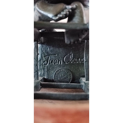 Alte bronzene Figur von bekannten Spanischen Künstler Juan Clara spielendes Kind