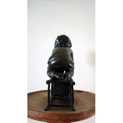 Alte bronzene Figur von bekannten Spanischen Künstler Juan Clara spielendes Kind