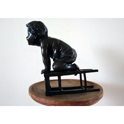 Alte bronzene Figur von bekannten Spanischen Künstler Juan Clara spielendes Kind