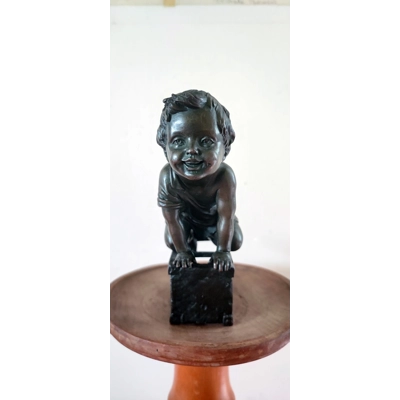 Alte bronzene Figur von bekannten Spanischen Künstler Juan Clara spielendes Kind