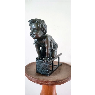 Alte bronzene Figur von bekannten Spanischen Künstler Juan Clara spielendes Kind