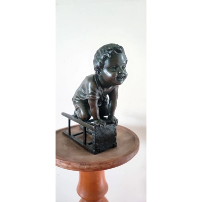 Alte bronzene Figur von bekannten Spanischen Künstler Juan Clara spielendes Kind