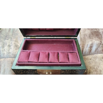 Seltene Vintage Schatulle, Japan. Mit Jade inkrustiert.