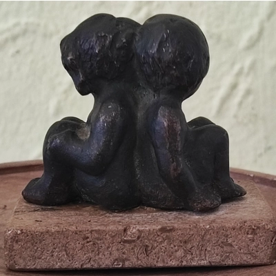 Alte bronzene Figur "Zwillinge" Mädchen und Jungen