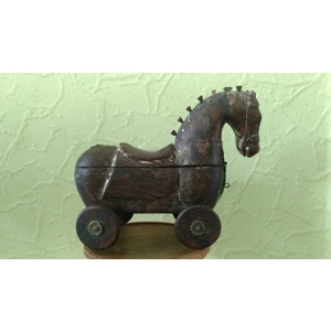 Antikes Holzpferd auf rädern..