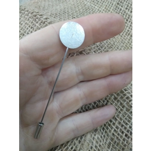 label brooch base