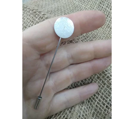 label brooch base