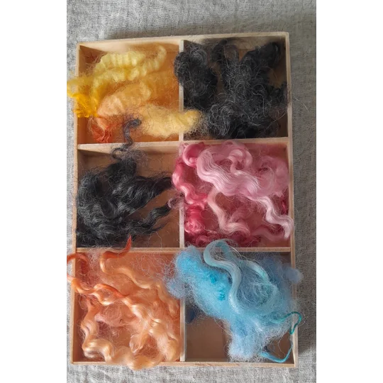 Wood palette for wool