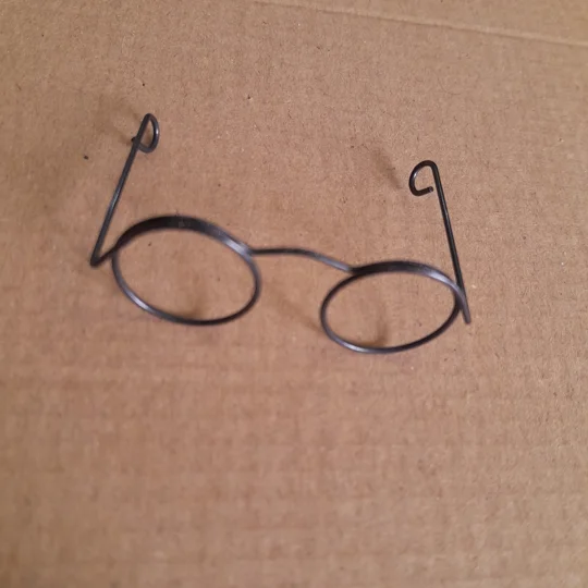 3.4cm black wire glasses