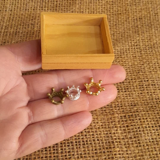 Nativity Props - Manger and 3 crowns