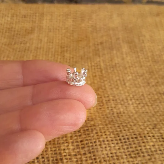 Nativity Props - Manger and 3 crowns