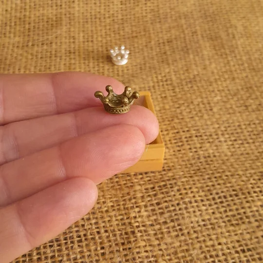 Nativity Props - Manger and 3 crowns