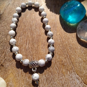 White Howlite elasticated crystal bracelet.