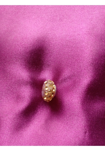 slight yellow beaded pi..