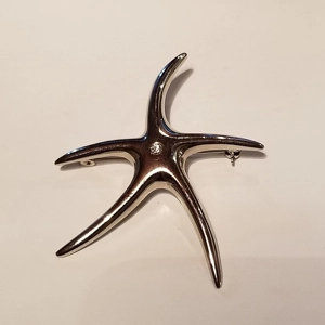 Liz Cl. lg silver tone starfish brooch