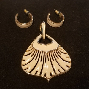 Beige enameled Lg pendant and earring set
