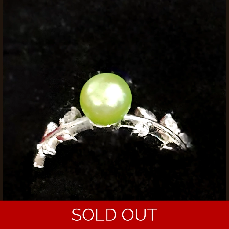 Green pearl ring