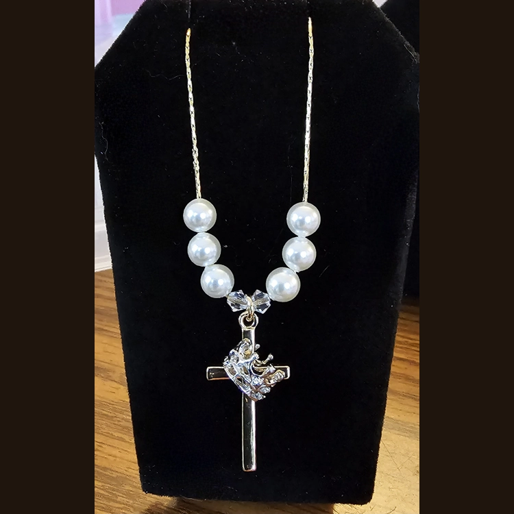 Pearl pendant necklaces..