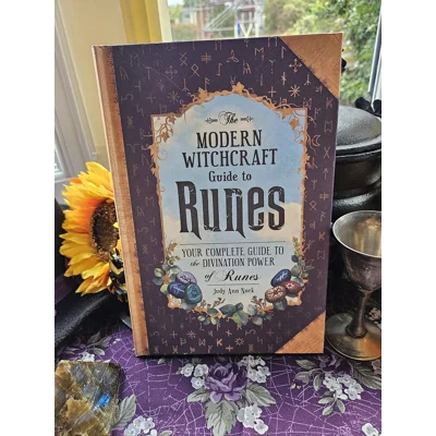 The Modern Witchcraft Guide to Runes - Judy Ann Nock