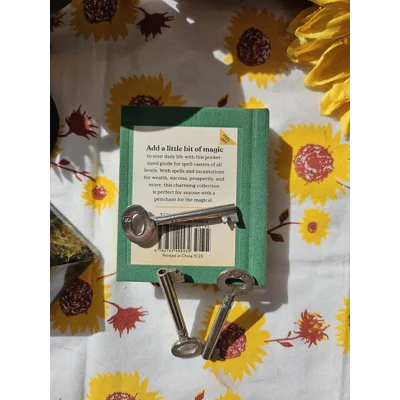 The Witches' Wealth Spell Book - Cerridwen Greenleaf The Witches' Wealth Spell Book - Cerridwen Greenleaf
