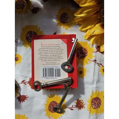 The Witches' Love Spell Book - Cerridwen Greenleaf.