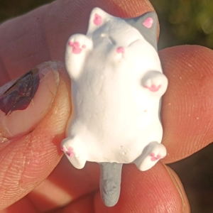 Chubby cat magnet, grey..