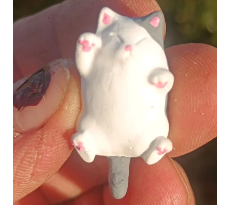 Chubby cat magnet, grey & white
