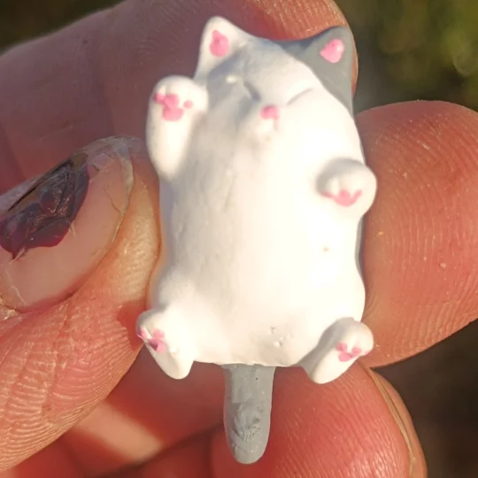 Chubby cat magnet, grey & white