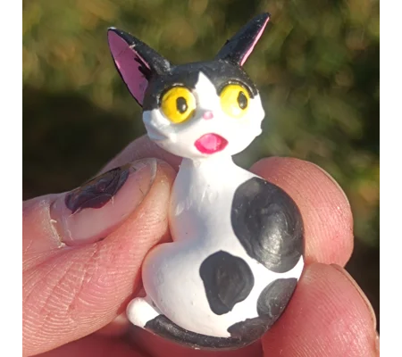 Surprised cat magnet, black and white