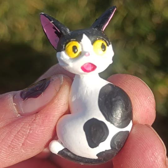 Surprised cat magnet, black and white